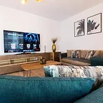 Pentha - Stylish And Spacious 2-bedroom Near Coresi Mall Apartament