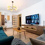 Pentha - Stylish And Spacious 2-bedroom Near Coresi Mall Braszów