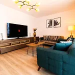 Pentha - Stylish And Spacious 2-bedroom Near Coresi Mall