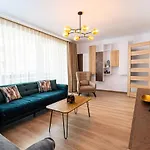 Апартаменти Pentha - Stylish And Spacious 2-bedroom Near Coresi Mall Брашов