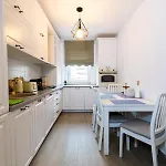 Pentha - Stylish And Spacious 2-bedroom Near Coresi Mall Apartament *