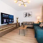 Pentha - Stylish And Spacious 2-bedroom Near Coresi Mall Апартаменты
