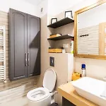 Pentha - Stylish And Spacious 2-bedroom Near Coresi Mall Апартаменти