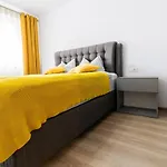Apartament Pentha - Stylish And Spacious 2-bedroom Near Coresi Mall *