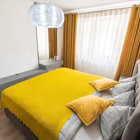 Apartment Pentha - Stylish And Spacious 2-bedroom Near Coresi Mall Brasov