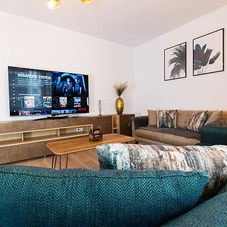 Pentha - Stylish And Spacious 2-bedroom Near Coresi Mall Apartment