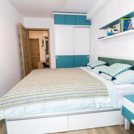 Pentha - Stylish And Spacious 2-bedroom Near Coresi Mall Апартаменти