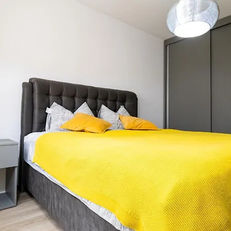 Appartement Pentha - Stylish And Spacious 2-bedroom Near Coresi Mall