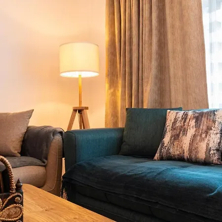 Pentha - Stylish And Spacious 2-bedroom Near Coresi Mall Apartament *