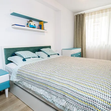 Pentha - Stylish And Spacious 2-bedroom Near Coresi Mall Apartament