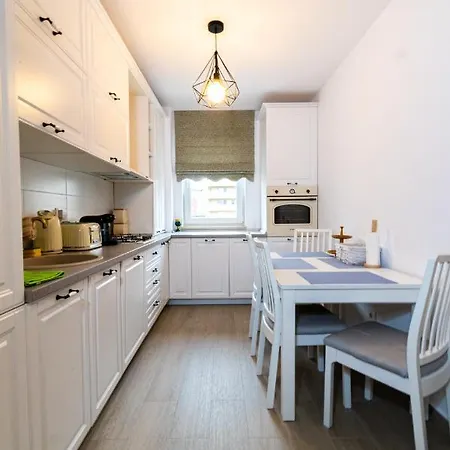 Pentha - Stylish And Spacious 2-bedroom Near Coresi Mall Apartment *