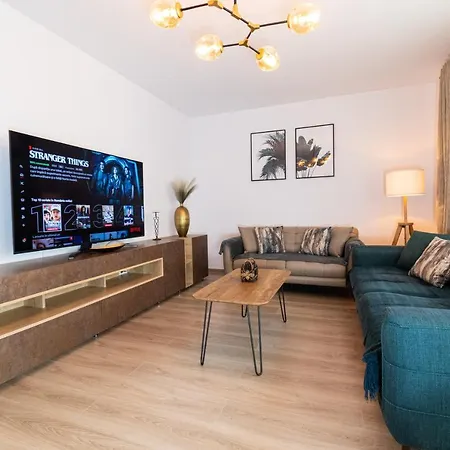 Pentha - Stylish And Spacious 2-bedroom Near Coresi Mall Апартаменти