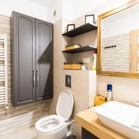 Pentha - Stylish And Spacious 2-bedroom Near Coresi Mall Apartment