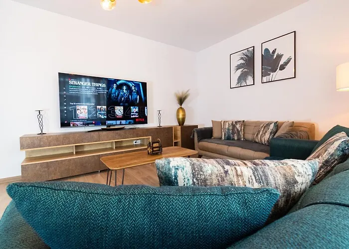 Pentha - Stylish And Spacious 2-bedroom Near Coresi Mall Apartment