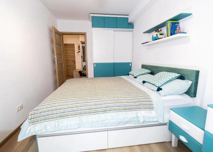 Pentha - Stylish And Spacious 2-bedroom Near Coresi Mall Апартаменти