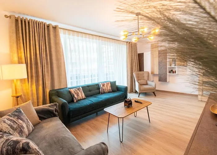 Pentha - Stylish And Spacious 2-bedroom Near Coresi Mall Апартаменти *