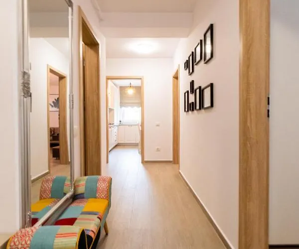 Pentha - Stylish And Spacious 2-bedroom Near Coresi Mall Апартаменти *