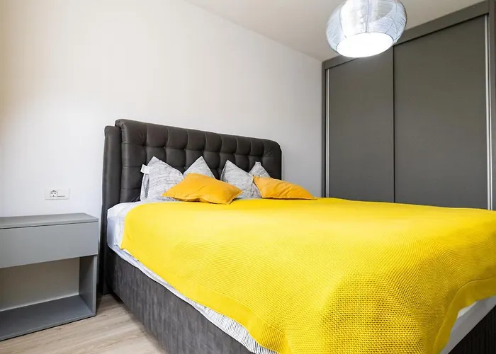 Апартаменти Pentha - Stylish And Spacious 2-bedroom Near Coresi Mall