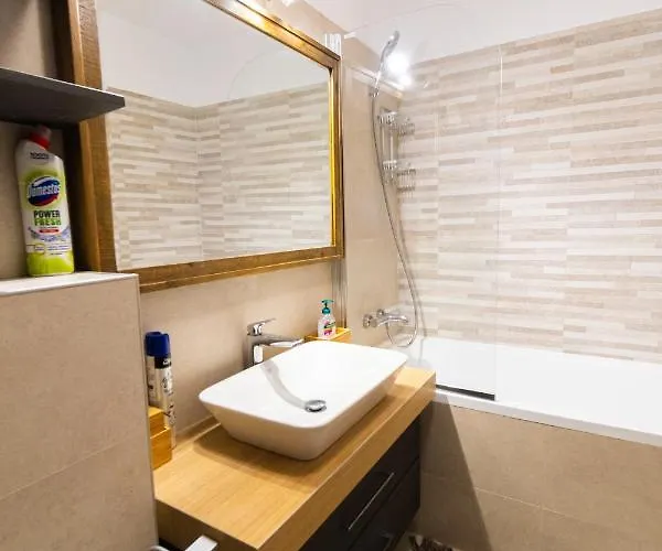 Pentha - Stylish And Spacious 2-bedroom Near Coresi Mall Brasov