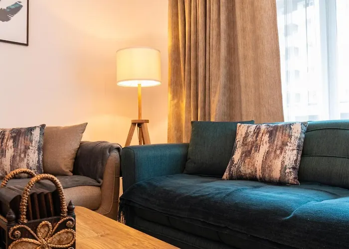 Pentha - Stylish And Spacious 2-bedroom Near Coresi Mall Апартаменти *