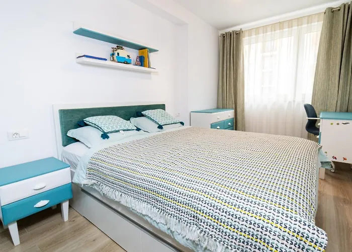 Pentha - Stylish And Spacious 2-bedroom Near Coresi Mall Апартаменти