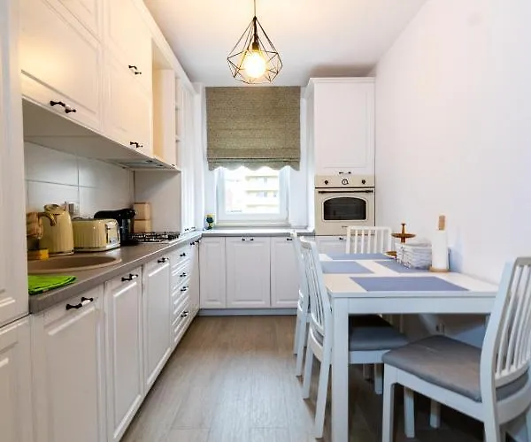 Pentha - Stylish And Spacious 2-bedroom Near Coresi Mall Apartment *