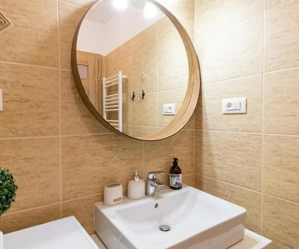 Apartment Pentha - Stylish And Spacious 2-bedroom Near Coresi Mall Brasov